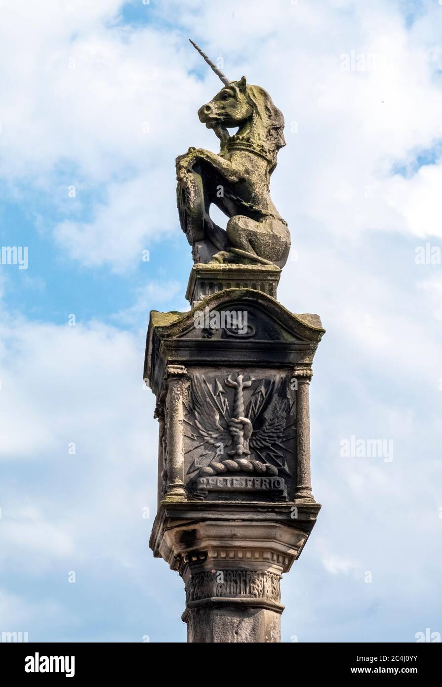 Unicorn in catene sulla cima della croce Mercat a Culross, Fife, Scozia Foto Stock