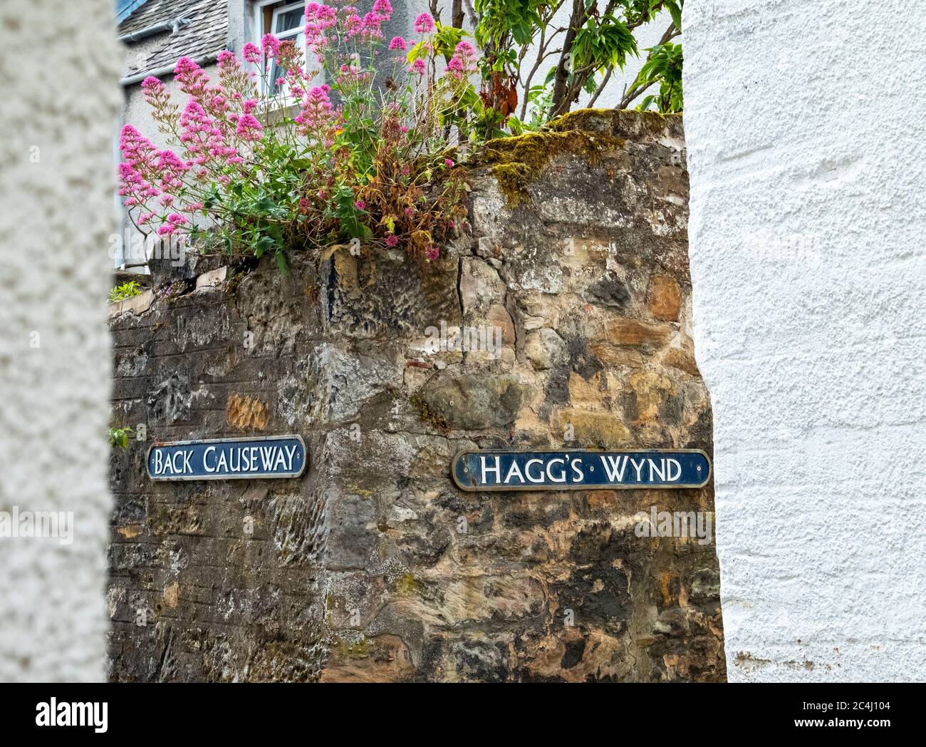 Indietro Causeway e Haggs Wynd Street indicazioni per Culross, Fife, Scotland. Foto Stock