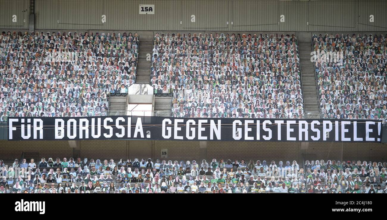 27 giugno 2020, Nord Reno-Westfalia, Mönchengladbach: Calcio: Bundesliga, Borussia Mönchengladbach - Hertha BSC, 34° incontro nello stadio di Borussia-Park. Invece di spettatori, figure di cartone con foto dei fan sono seduti in stand durante il gioco fantasma. Sotto c'è un banner con l'iscrizione: 'Per Borussia. Contro i giochi fantasma!' è allegato. NOTA IMPORTANTE: Secondo le normative del DFL Deutsche Fußball Liga e del DFB Deutscher Fußball-Bund, è vietato l'uso o l'uso nello stadio e/o dal gioco di foto scattate sotto forma di sequenza pict Foto Stock