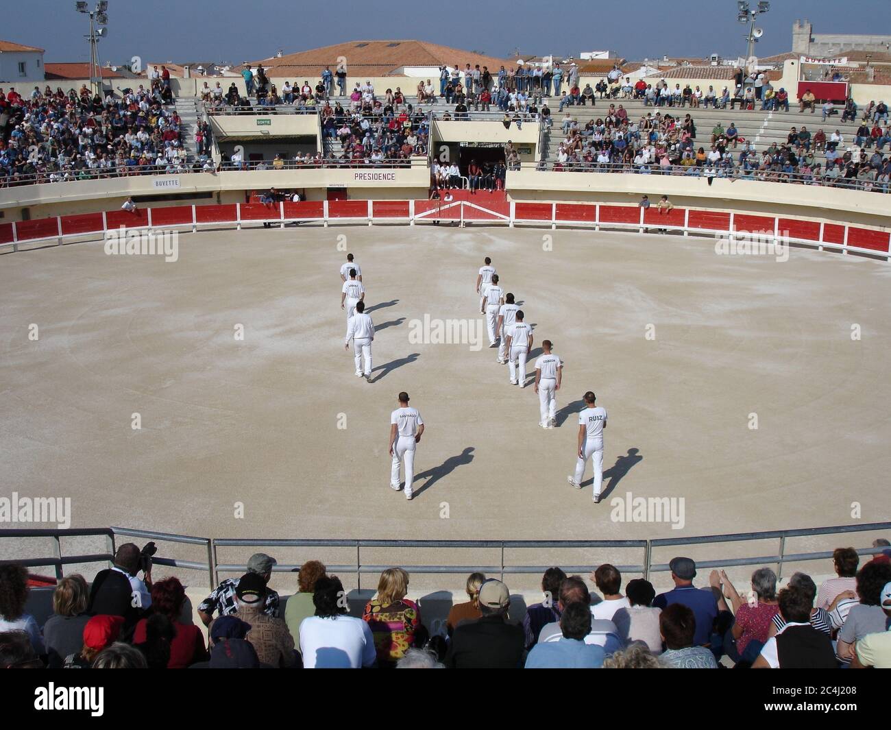 L’equipe de raseteurs habillés de blanc sont acceptés en piste Foto Stock