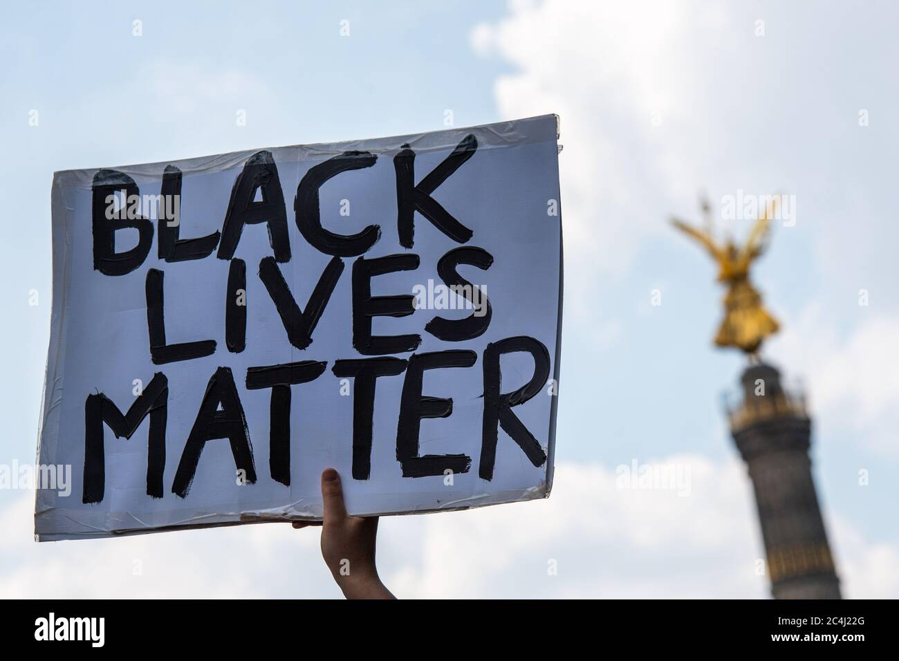 Berlino, Germania. 27 Giugno 2020. Durante una dimostrazione "Black Lives Matter" presso la colonna della Vittoria, un partecipante ha un poster con le parole "Black Lives Matter". Più di 1000 persone hanno manifestato contro il razzismo sulla strada del giugno 17. Credit: Christophe Gateau/dpa/Alamy Live News Foto Stock