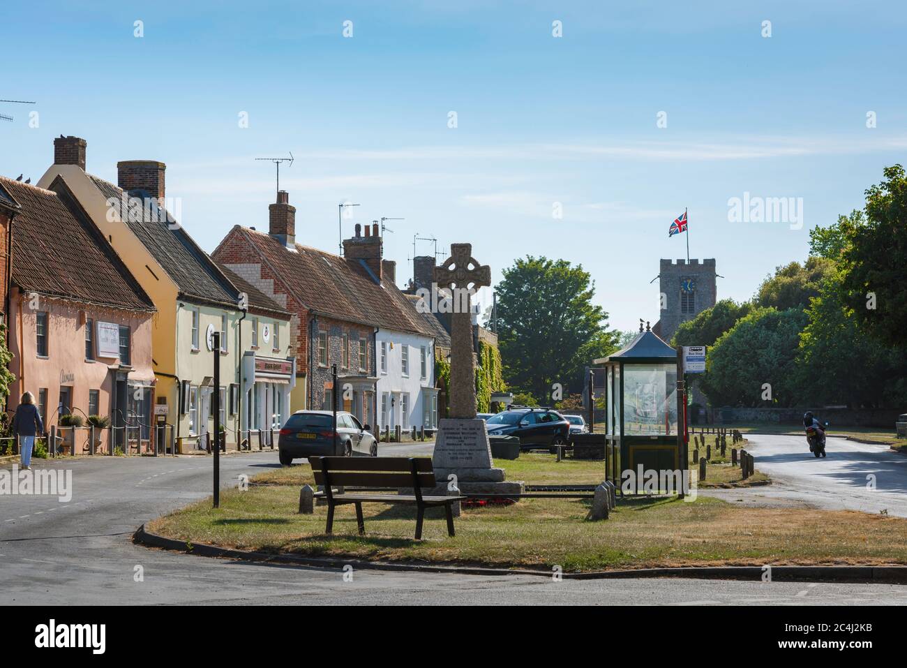 Villaggio tradizionale inglese, vista in estate del verde villaggio nel mercato di Burnham, Norfolk nord, Regno Unito Foto Stock