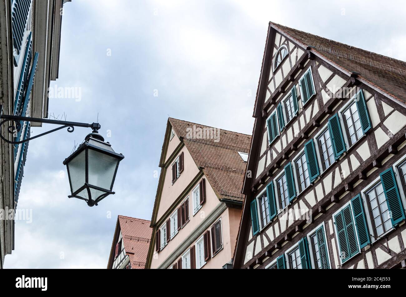 Tipica architettura medievale tedesca a Tübingen, nel sud della Germania Foto Stock