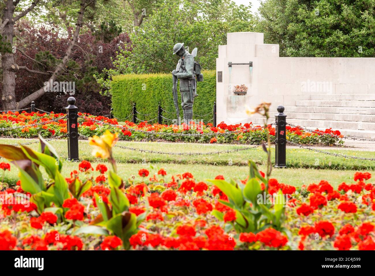 Monumento ai caduti di Southend Cenotaph con statua in bronzo di un soldato britannico ‘Tommy’ di fronte al monumento alla guerra. Fiori rossi luminosi. Forze armate giorno 2020 Foto Stock