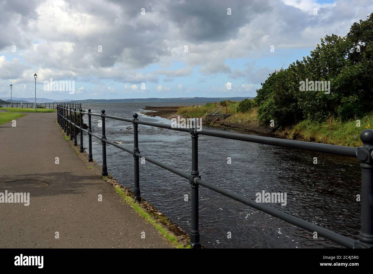 Passeggiata sull'estuario del fiume a Largs Scotland in un pomeriggio sovrastato Foto Stock Passeggiata sull'estuario del fiume a Largs Scotland in un pomeriggio sovrastato Foto Stock