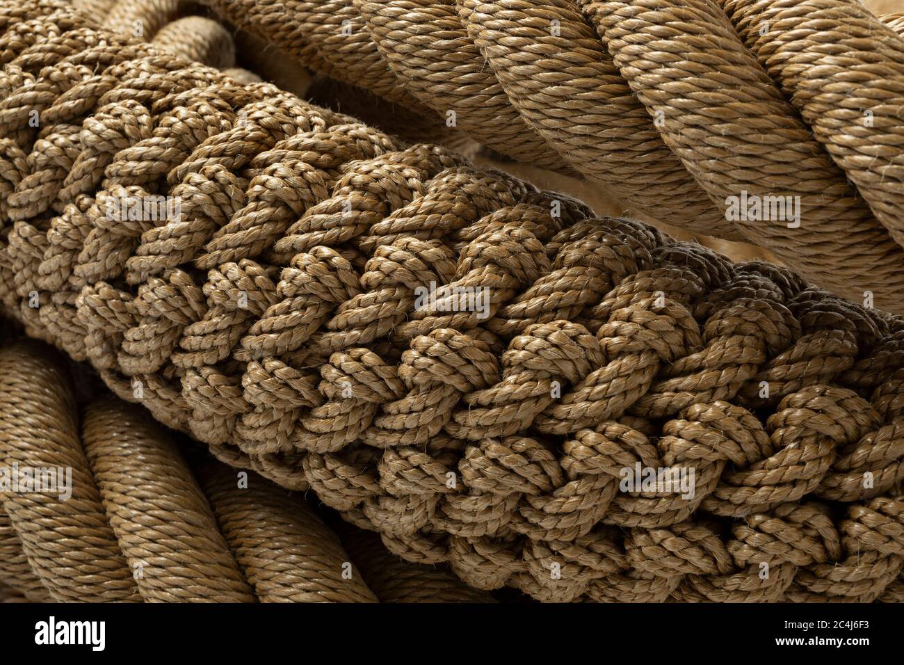 Nuova fune annodata realizzata a mano per chiudere l'intero telaio con nodi diversi Foto Stock