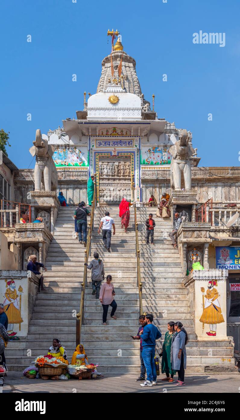 Jagdish Tempio da una strada nella Città Vecchia, Udaipur, Rajasthan, India Foto Stock