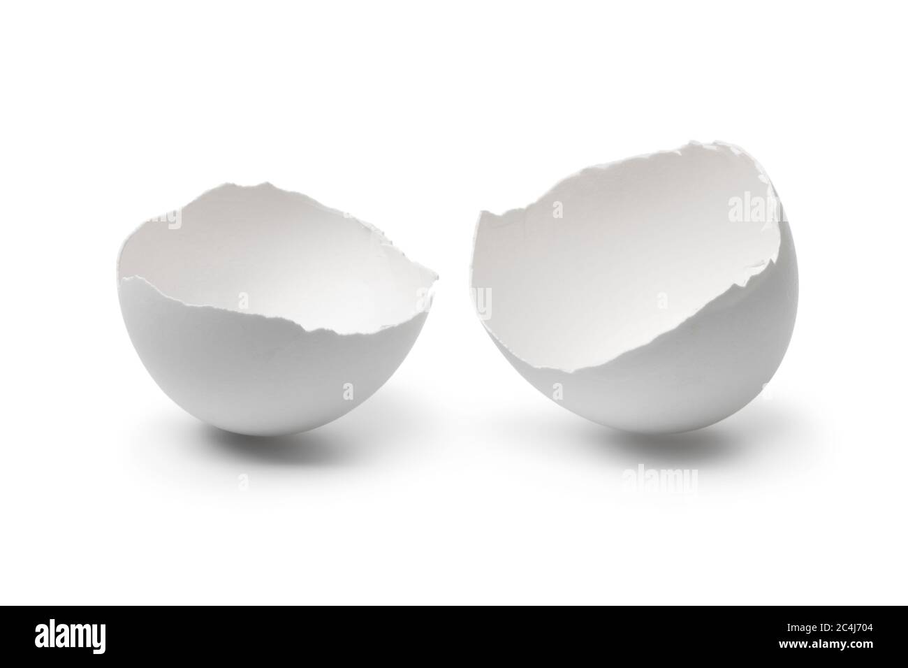 Gusci d'uovo bianchi rotti da vicino isolati su sfondo bianco Foto Stock