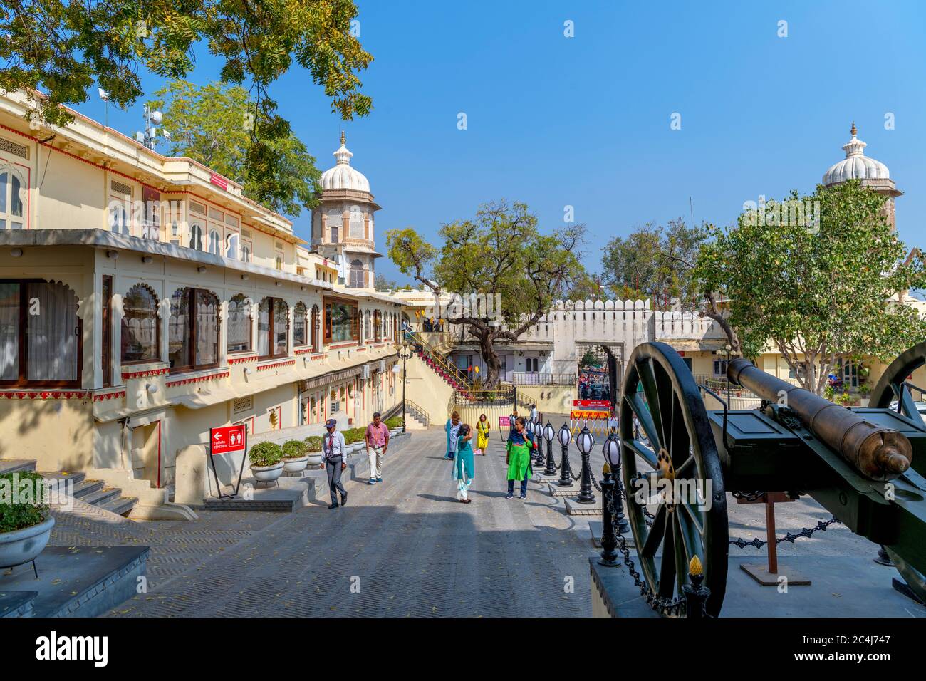 Il Palazzo della Città che guarda verso il Badi Pol (porta principale), la Città Vecchia, Udaipur, Rajasthan, India Foto Stock
