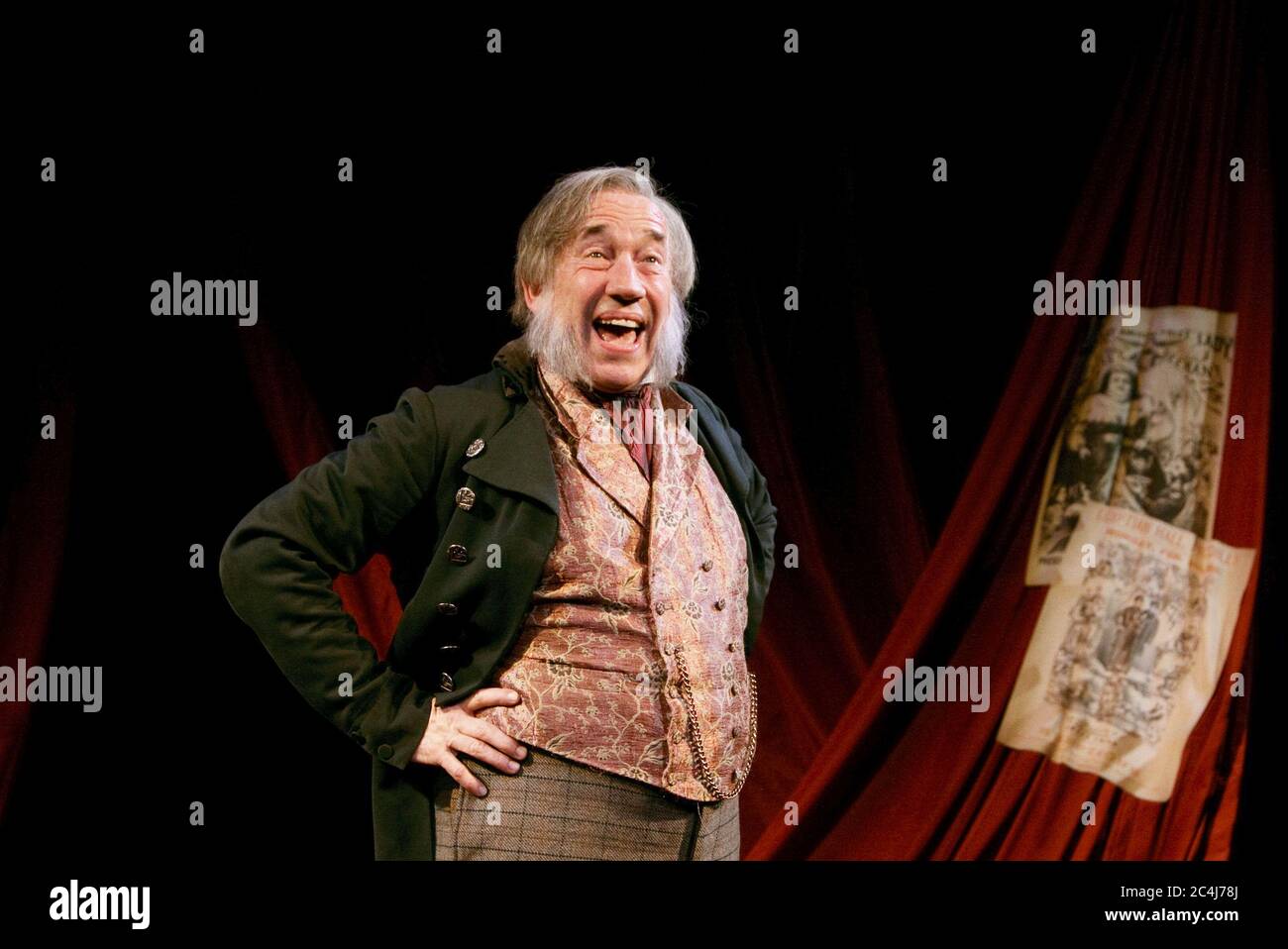 Simon Coat (MR Chops) in MR CHOPS di Charles Dickens diretto da Patrick Garland a Riverside Studios, Londra W6 15/12/2009 Foto Stock