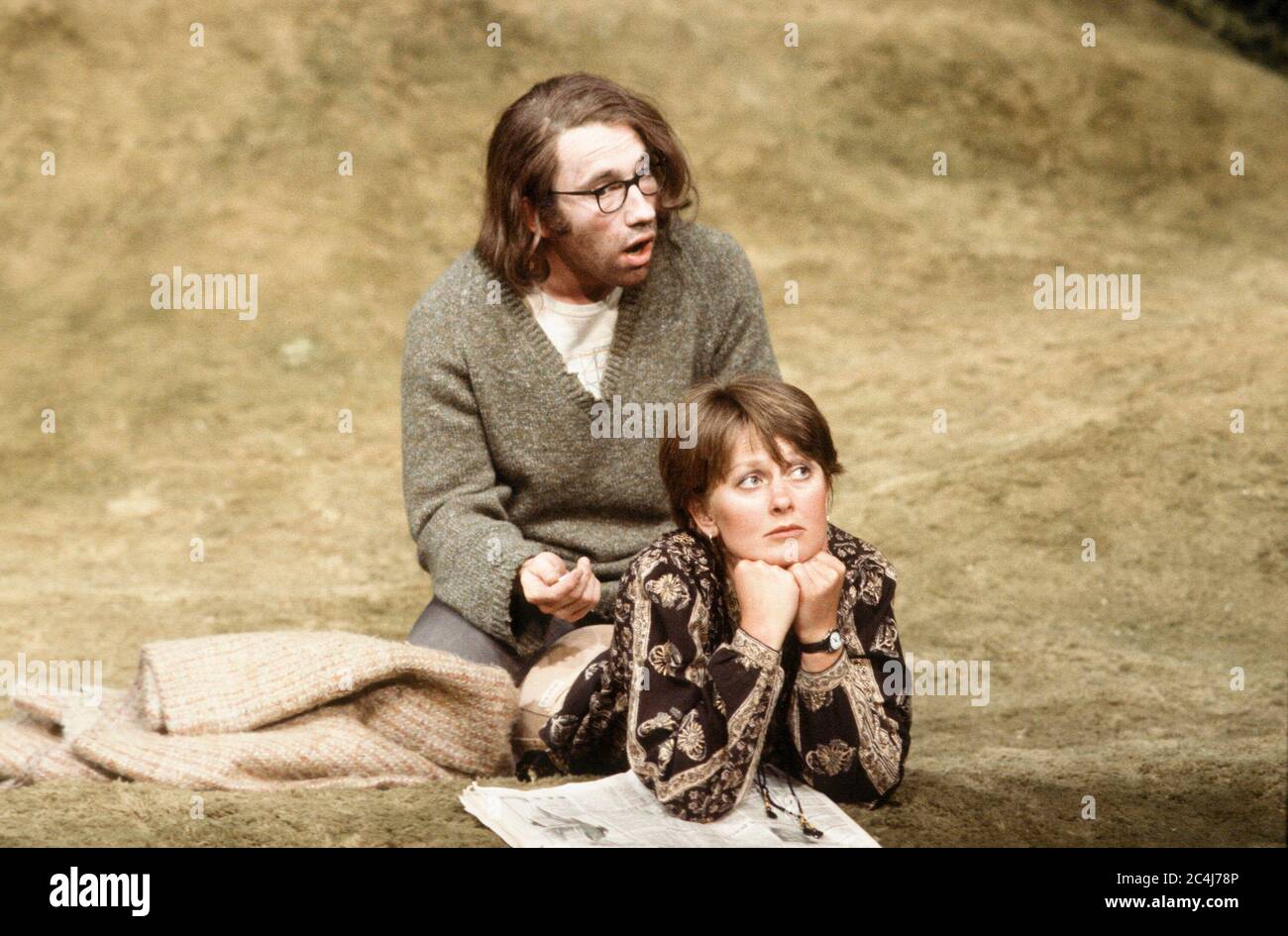 Simon Clow (Stafford T Wilkins), Anna Carteret (DORCAS) in SIMBIOSI SENTIMENTI di Alan Ayckbourn al Teatro Olivier, Teatro Nazionale (NT), Londra SE1 03/06/1980 settings: Alan Tagg Costumi: Lindy Hemming registi: Alan Ayckbourn & Christopher Morahan Foto Stock