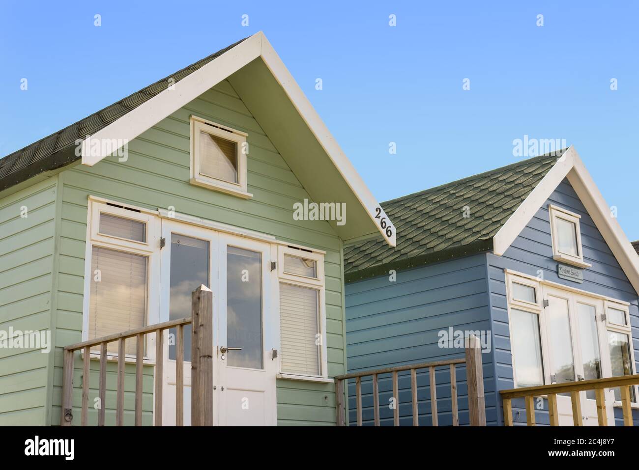 Capanne sulla spiaggia presso le rive di sabbia di Mudeford vicino a Christchurch Dorset Foto Stock