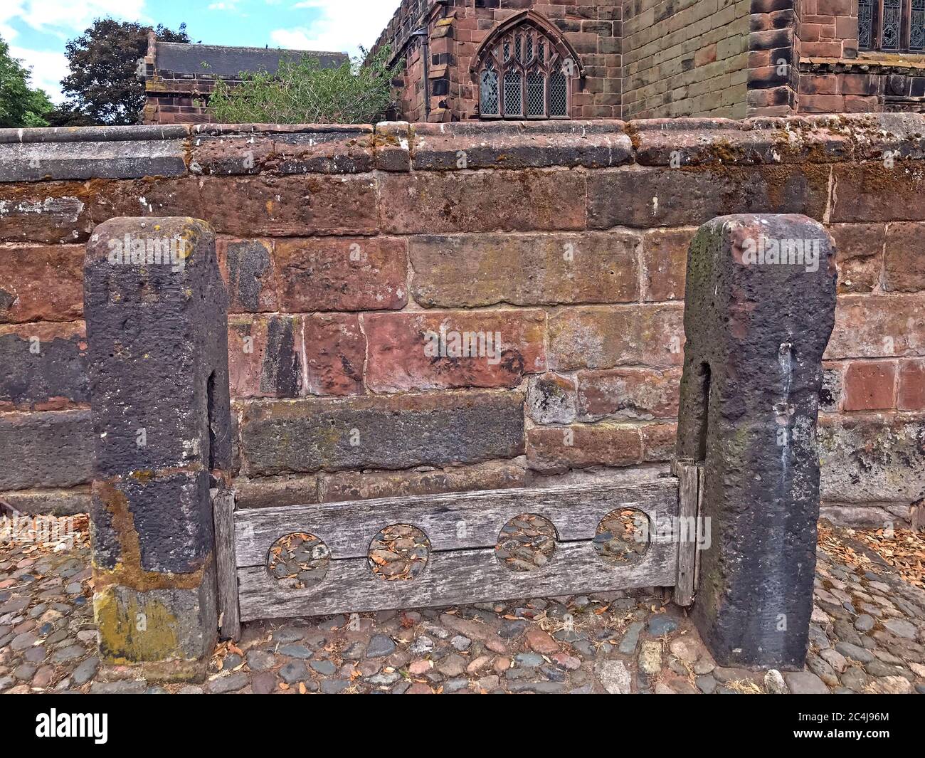 Stock di villaggio di Budworth grande, dispositivo di limitazione della punizione per i piedi, Northwich, Cheshire, Inghilterra del Nord Ovest, Regno Unito - punizione corporale Foto Stock