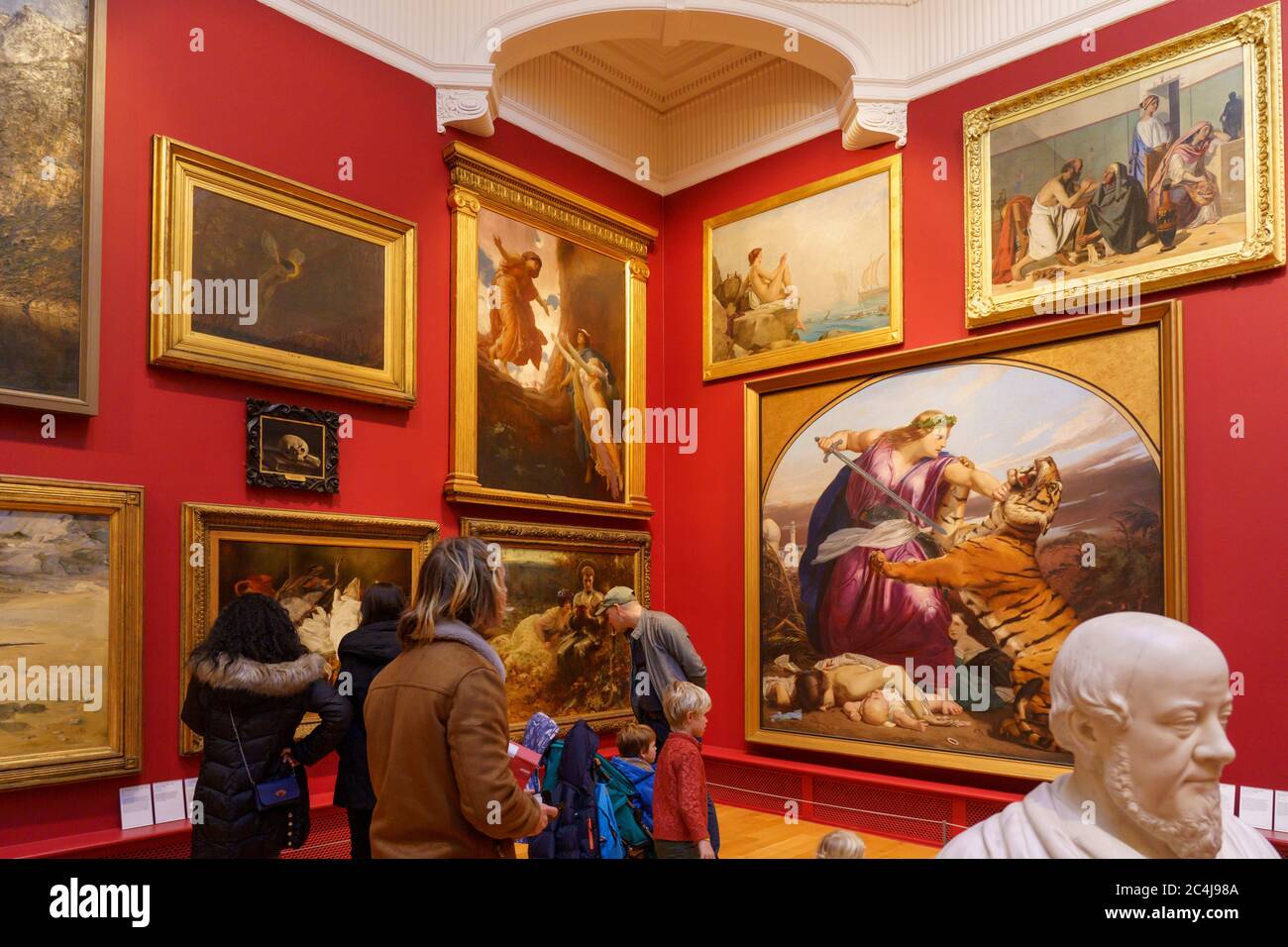 I visitatori che guardano grandi dipinti incorniciati su un muro alla Leeds Art Gallery, Leeds, West Yorkshire, Inghilterra, Regno Unito. Foto Stock