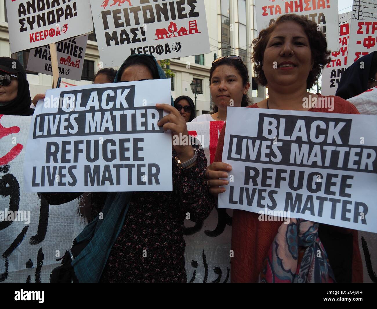 Atene, Grecia. 26 Giugno 2020. Raduno ad Atene contro il razzismo e a sostegno dei diritti dei rifugiati il 26 giugno 2020. (Foto di George Panagakis/Pacific Press/Sipa USA) Credit: Sipa USA/Alamy Live News Foto Stock
