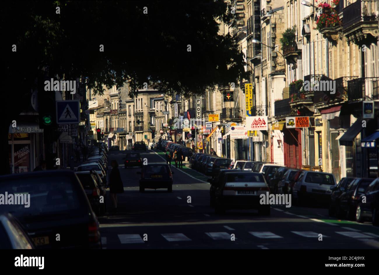 BORDEAUX FRANCIA - TRAFFICO E NEGOZI SU BOULEVARD PRIMI ANNI 80 - COLORE SLIDE FILM © FRÉDÉRIC BEAUMONT Foto Stock