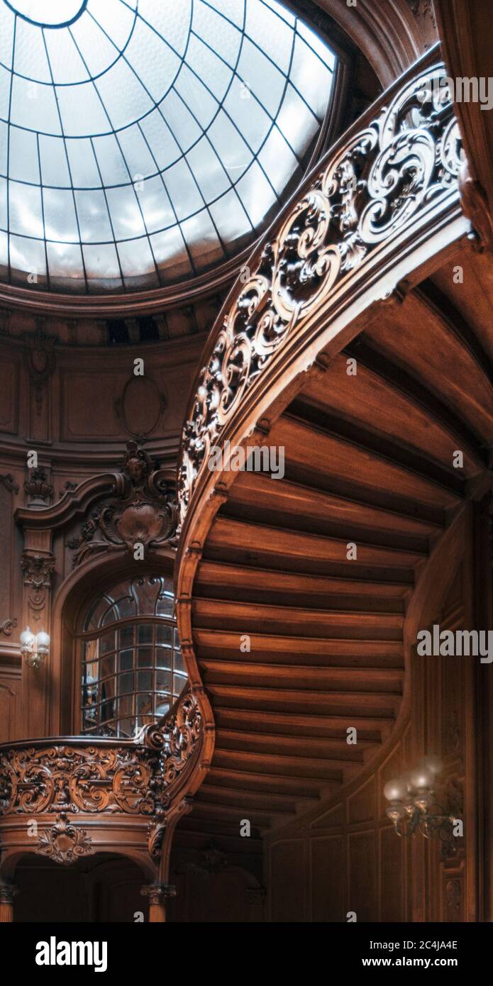 Lviv, Ucraina - 23 settembre, 2016: Casa di scienziati. Interno della magnifica casa padronale con ornati in grande scala in legno nella sala grande. Un f Foto Stock