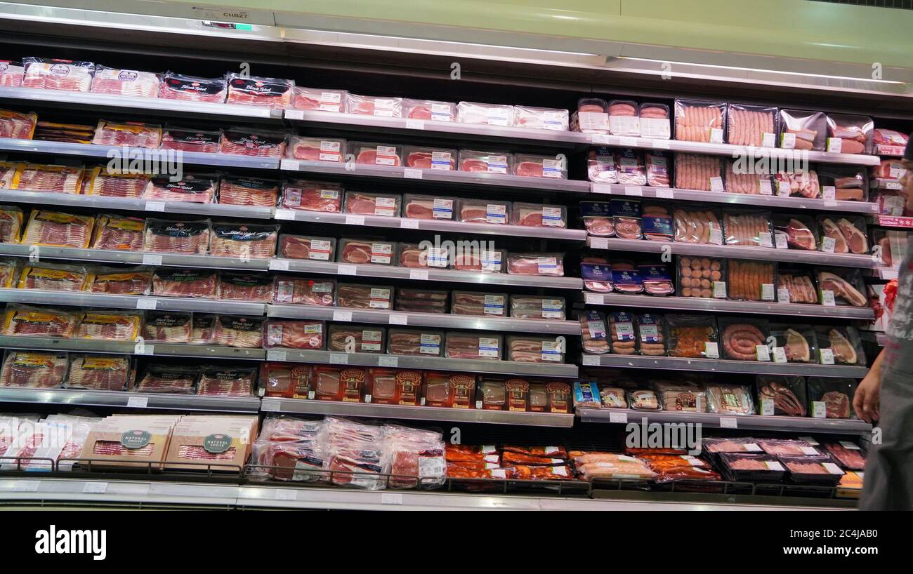 Carne, supermercato, macellaio. Pacchetti di carne al supermercato. Corridoio di carne nel supermercato. Carni confezionate nella sezione refrigerata Supermarket. Pancetta, Foto Stock