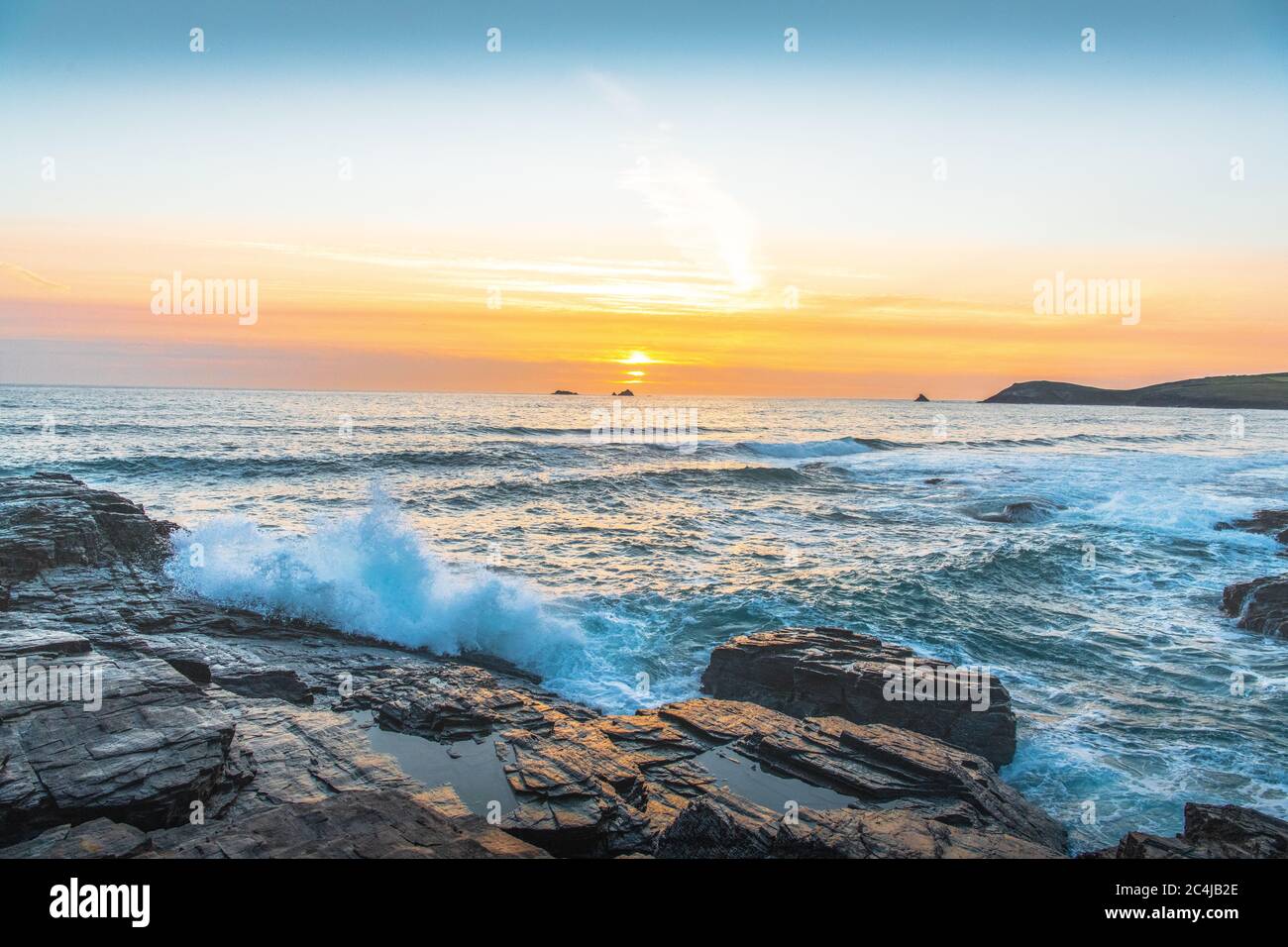Splendido tramonto sulla baia di Constantine sulla costa settentrionale della Cornovaglia Foto Stock