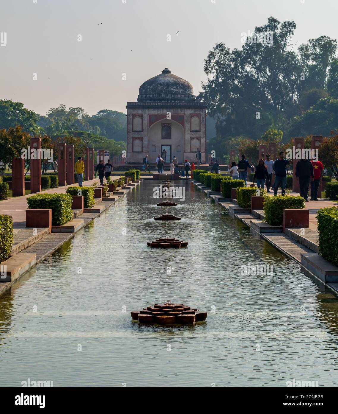 Vivaio di Sunder, Delhi, India-Feb, 2020 : una vista delle fontane di fronte al burj di Sunderwala, vivaio di Sunder, Delhi, India Foto Stock