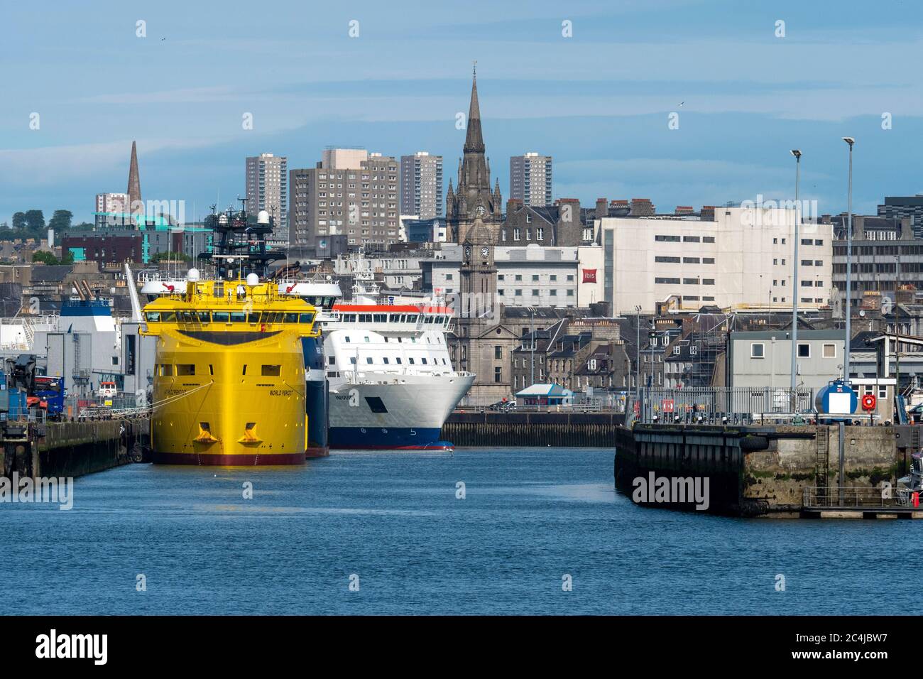 Navi di supporto e di fornitura di petrolio nel porto di Aberdeen, Scozia, uno dei porti più trafficate del Regno Unito. Foto Stock