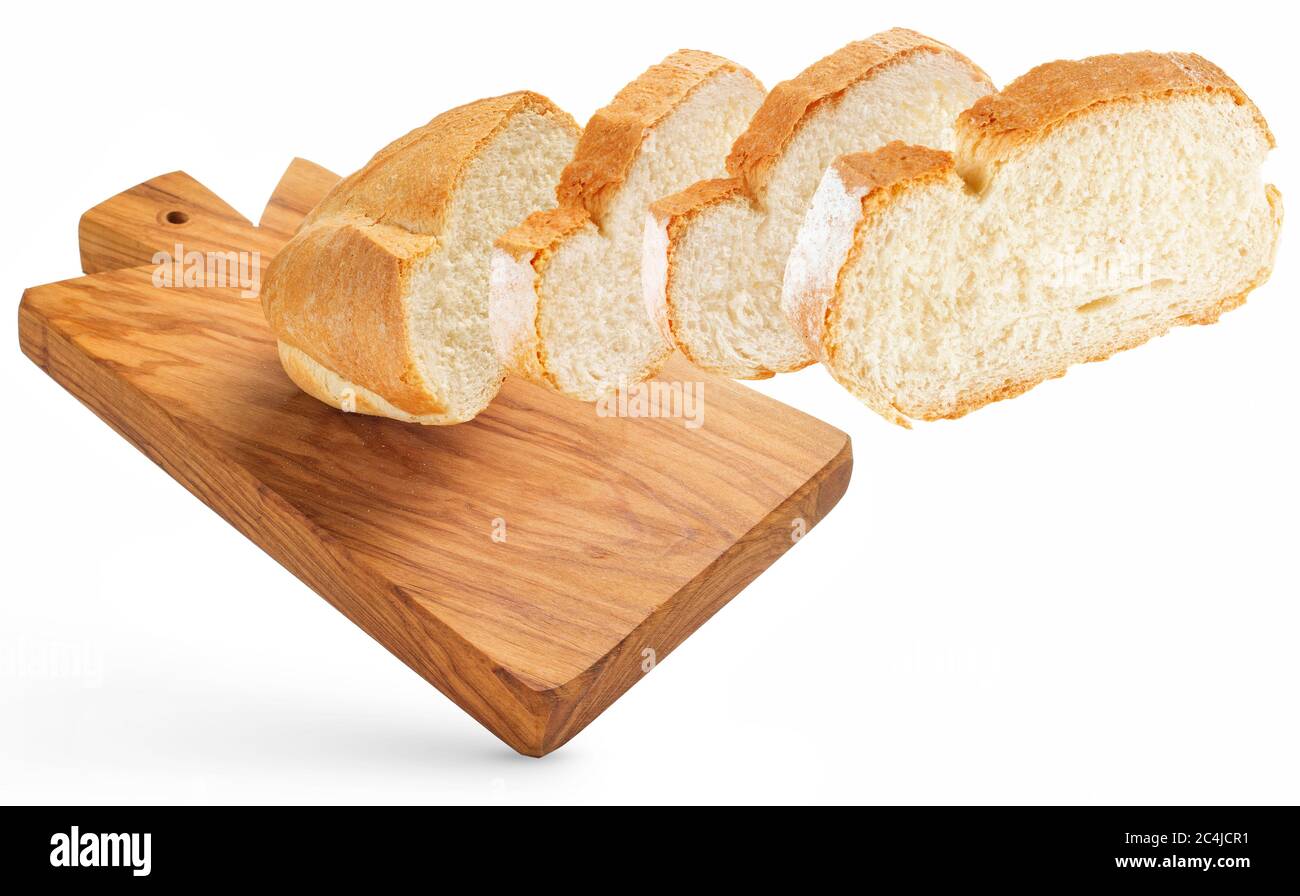 fette di pane che volano su un tagliere di legno isolato su bianco Foto Stock