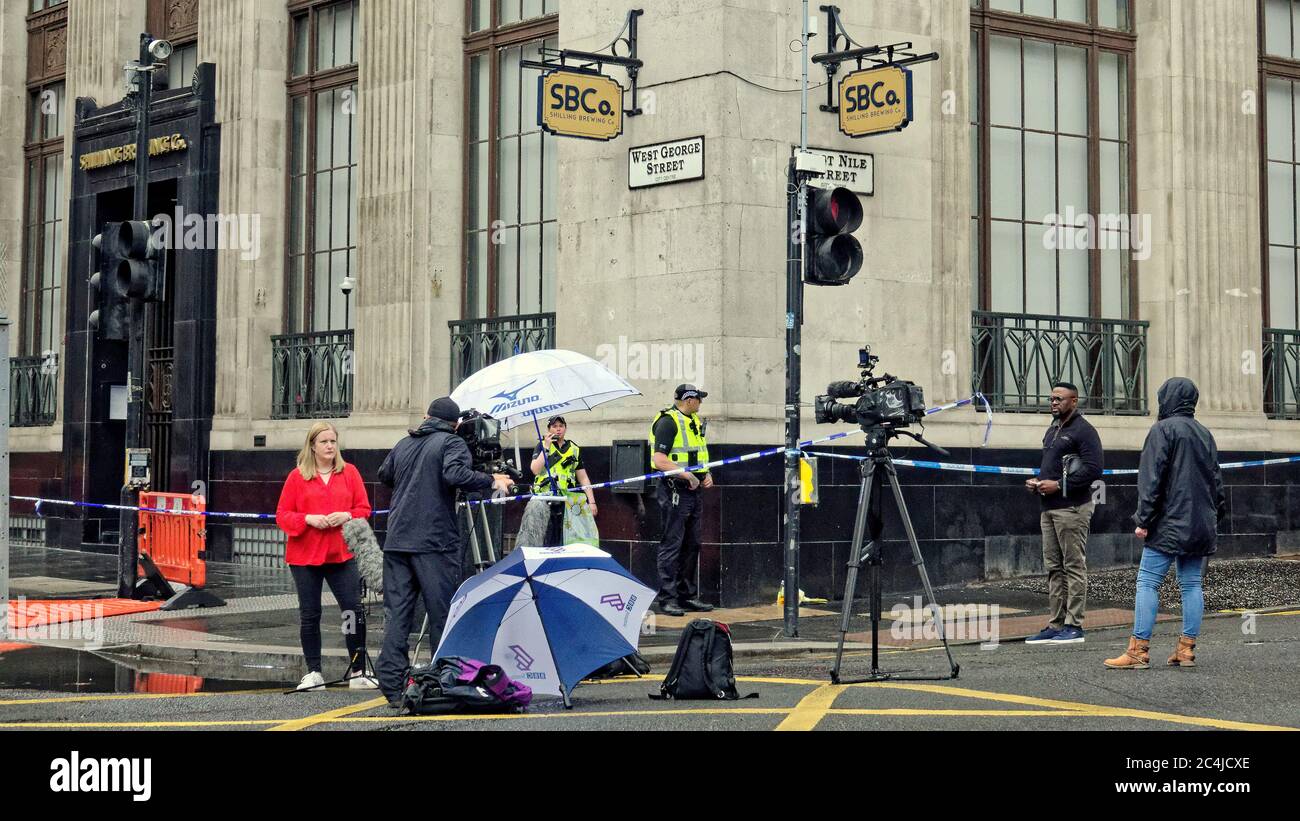 Glasgow, Scozia, Regno Unito 27 giugno 2020: Le strade sono state chiuse dalla polizia mentre i media mondiali sono scesi su George Street ovest dopo che i rifugiati hanno pugnalato la zona rimane un'area di interesse per tutti. Credit: Gerard Ferry/Alamy Live News Foto Stock