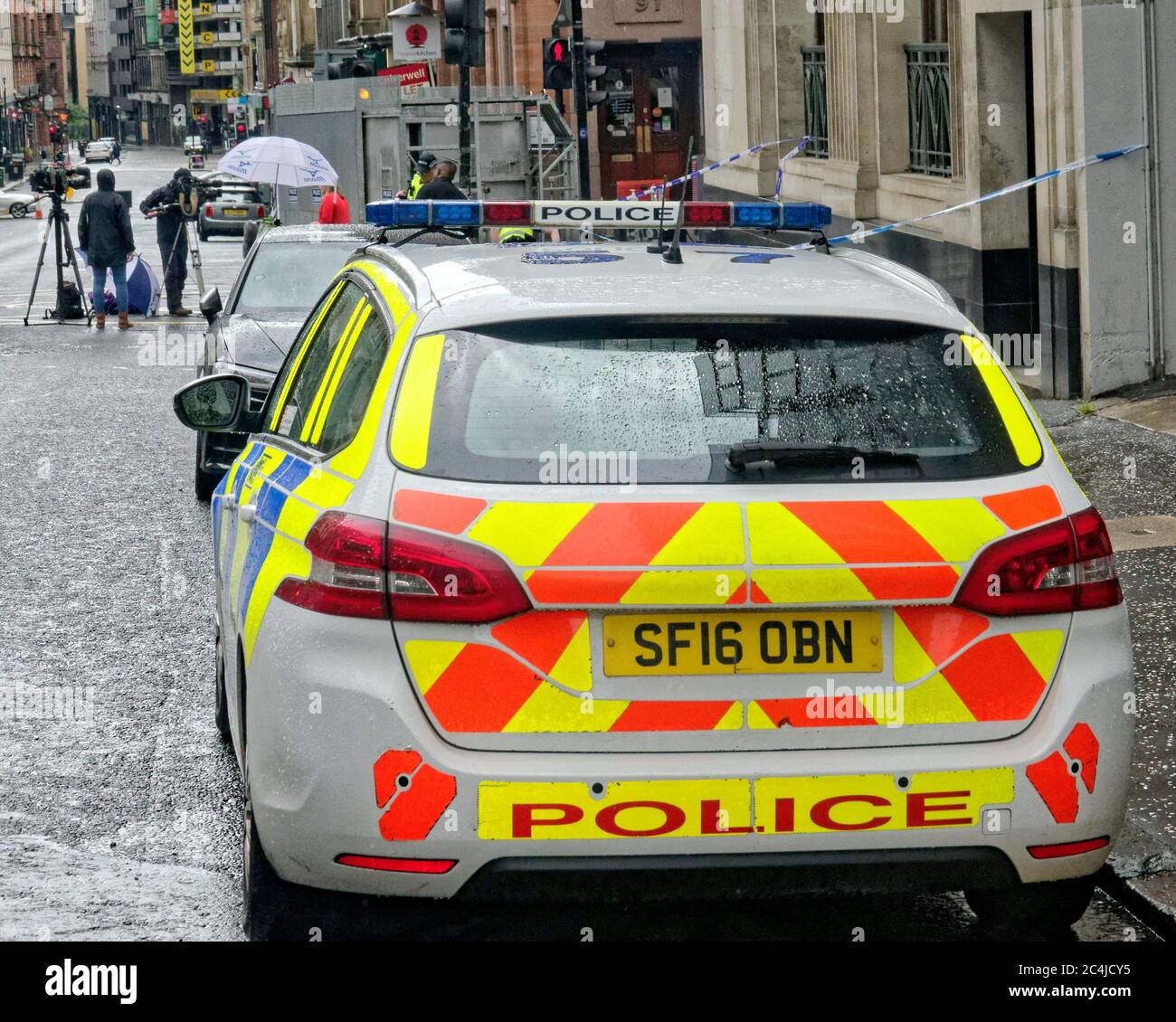 Glasgow, Scozia, Regno Unito 27 giugno 2020: Le strade sono state chiuse dalla polizia mentre i media mondiali sono scesi su George Street ovest dopo che i rifugiati hanno pugnalato la zona rimane un'area di interesse per tutti. Credit: Gerard Ferry/Alamy Live News Foto Stock