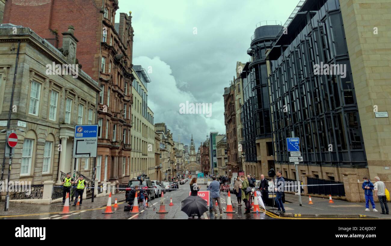 Glasgow, Scozia, Regno Unito 27 giugno 2020: Le strade sono state chiuse dalla polizia mentre i media mondiali sono scesi su George Street ovest dopo che i rifugiati hanno pugnalato la zona rimane un'area di interesse per tutti. Credit: Gerard Ferry/Alamy Live News Foto Stock