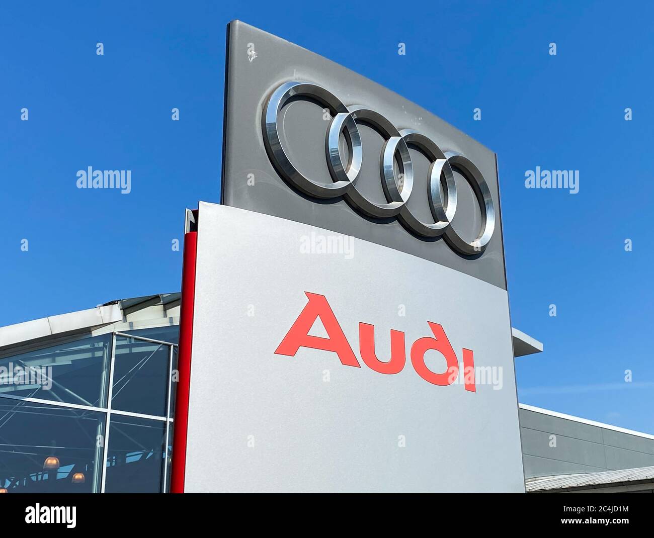 Viersen, Germania - 23. Giugno 2020: Vista su scritte isolate Audi e logo segno contro cielo blu Foto Stock
