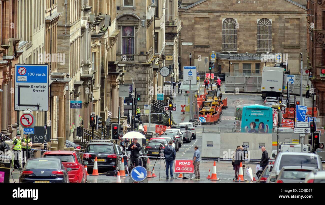 Glasgow, Scozia, Regno Unito 27 giugno 2020: Le strade sono state chiuse dalla polizia mentre i media mondiali sono scesi su George Street ovest dopo che i rifugiati hanno pugnalato la zona rimane un'area di interesse per tutti. Credit: Gerard Ferry/Alamy Live News Foto Stock