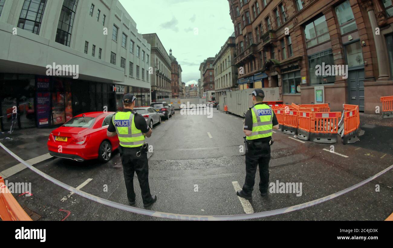 Glasgow, Scozia, Regno Unito 27 giugno 2020: Le strade sono state chiuse dalla polizia mentre i media mondiali sono scesi su George Street ovest dopo che i rifugiati hanno pugnalato la zona rimane un'area di interesse per tutti. Credit: Gerard Ferry/Alamy Live News Foto Stock