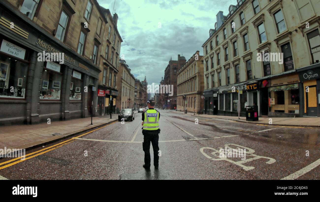 Glasgow, Scozia, Regno Unito 27 giugno 2020: Le strade sono state chiuse dalla polizia mentre i media mondiali sono scesi su George Street ovest dopo che i rifugiati hanno pugnalato la zona rimane un'area di interesse per tutti. Credit: Gerard Ferry/Alamy Live News Foto Stock