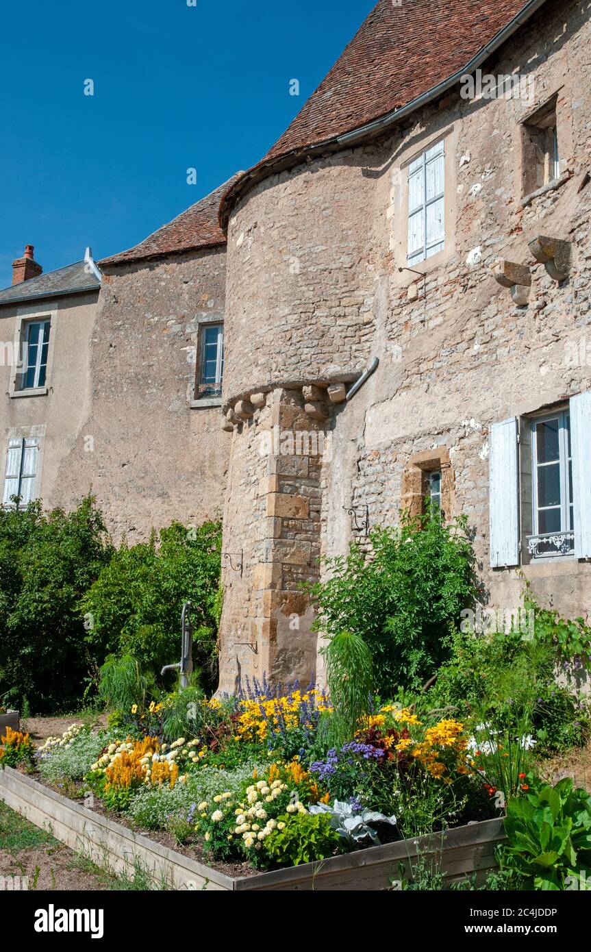 Vecchia casa nella piccola pittoresca città di Corbigny, Nievre (58), Borgogna, Francia Foto Stock