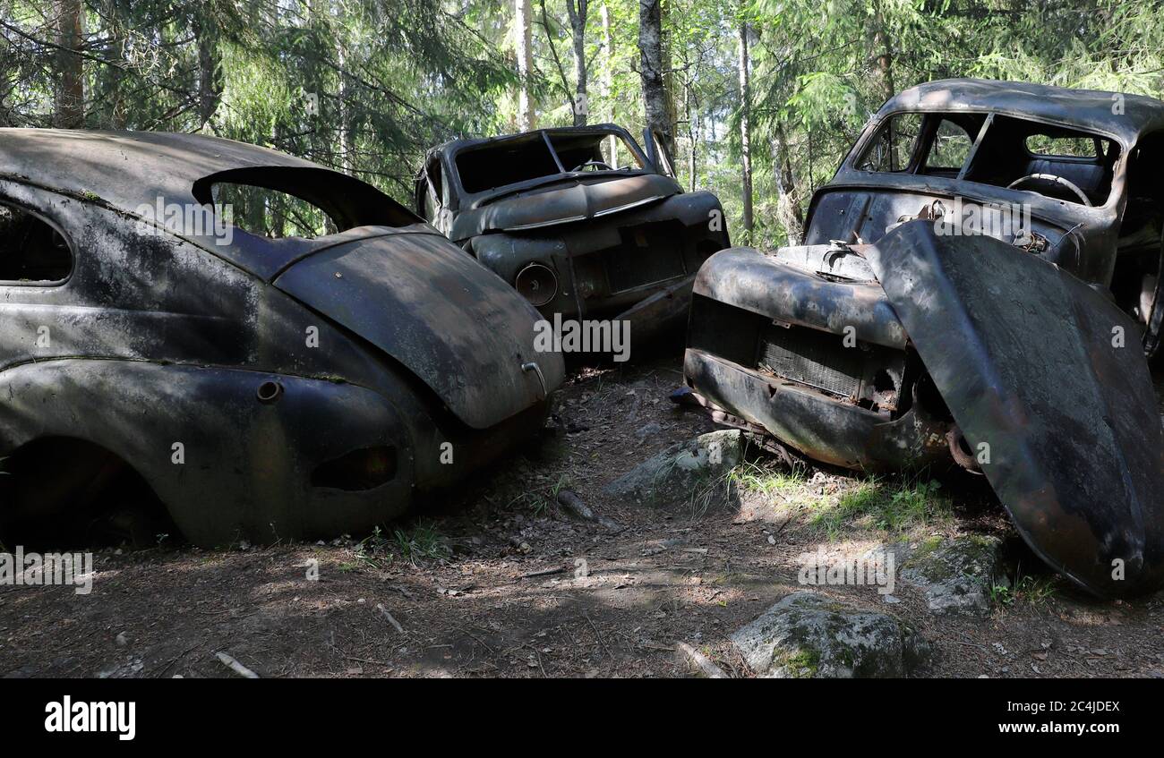 Le auto abbandonate in un cimitero di fatto. Foto Stock