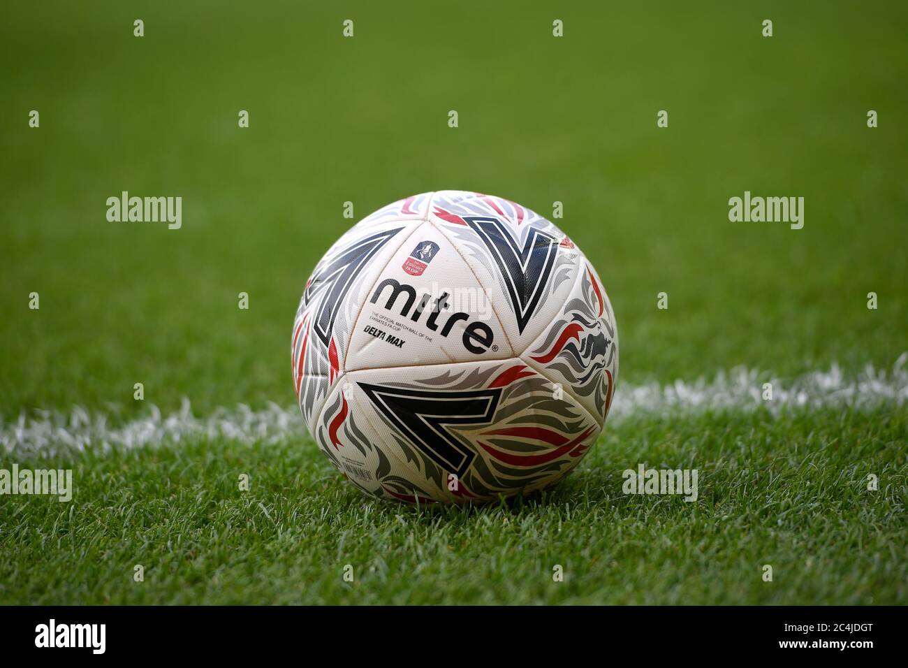 Il Mitre delta max, pallone ufficiale della fa Cup prima della partita  finale del quarto della fa Cup a Carrow Road, Norwich Foto stock - Alamy