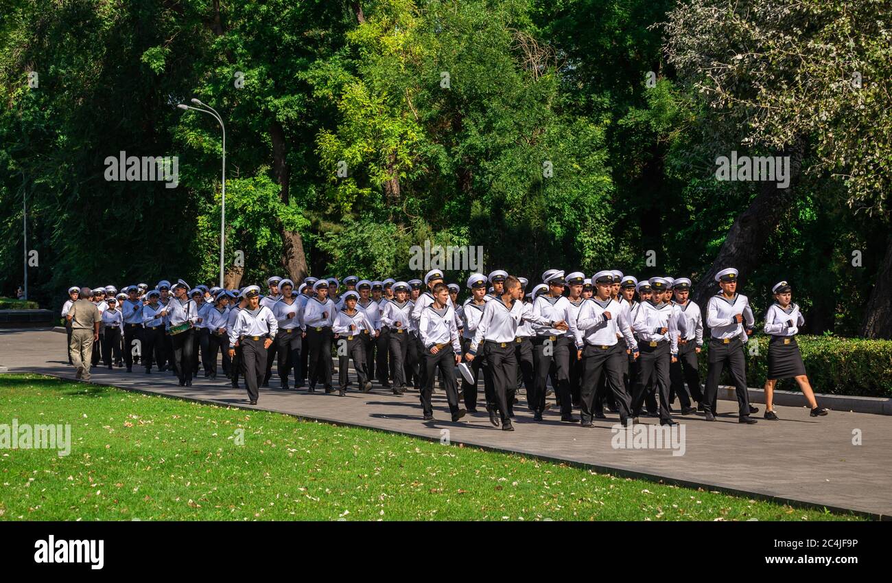 Odessa, Ucraina 09.16.2019. Giovani cadetti marinai allenano a marzo nel parco di Odessa, Ucraina Foto Stock