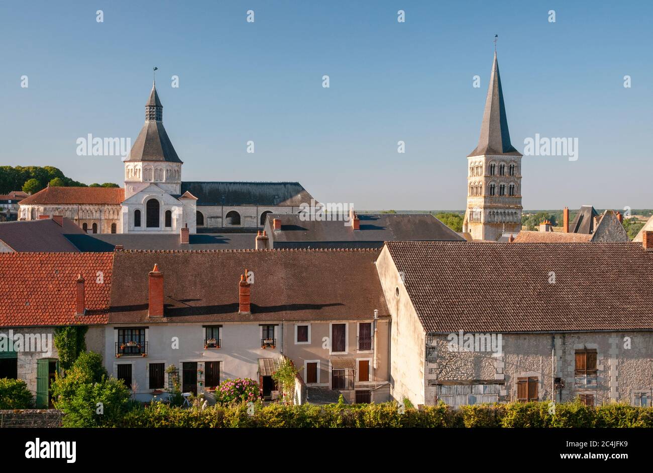 La Charite-sur-Loire con la chiesa di Notre-Dame, un sito patrimonio dell'umanità dell'UNESCO, Nievre (58), regione Borgogna, Francia Foto Stock