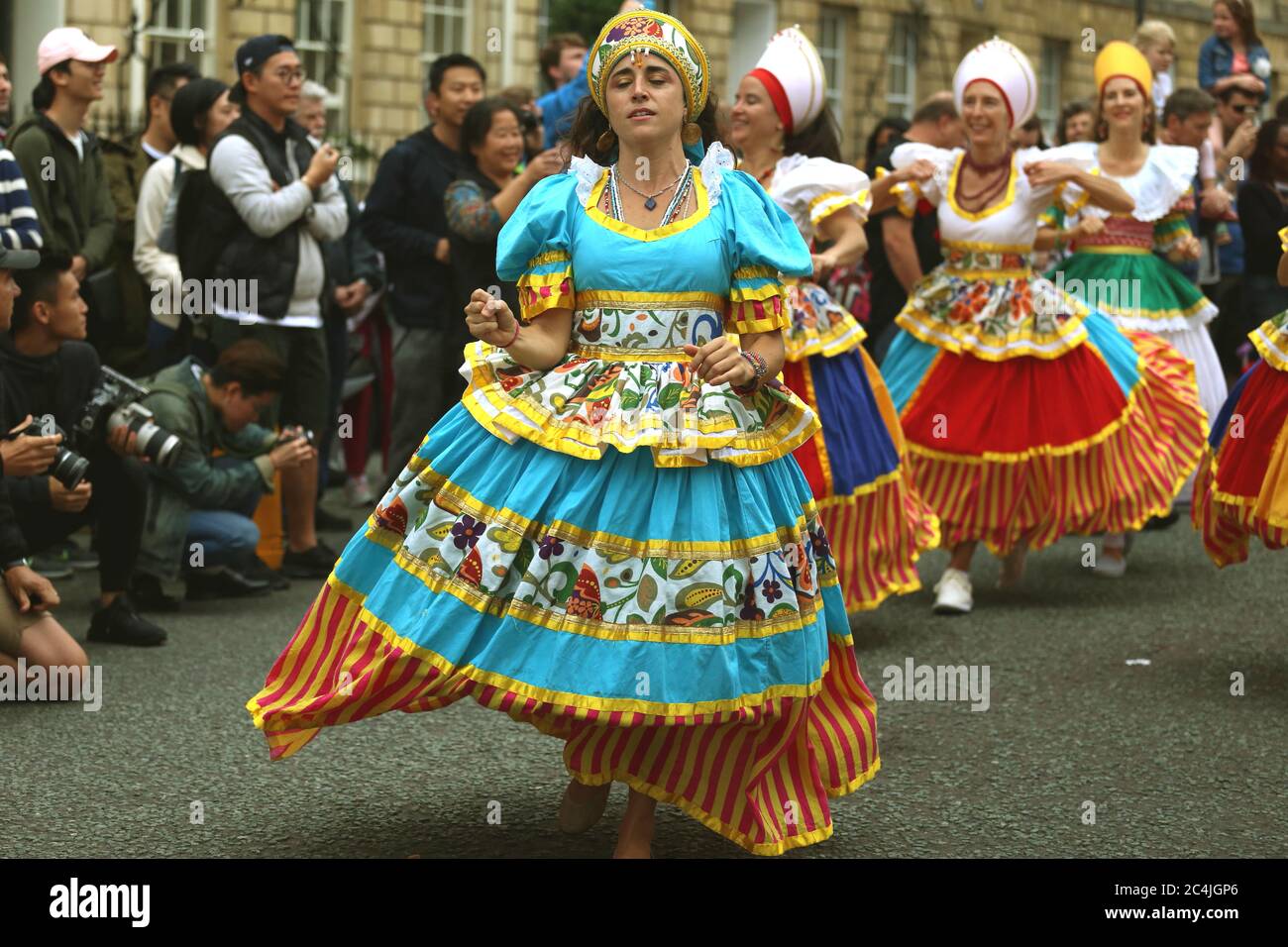 I ballerini del gruppo Afon sistema si esibiscono in abiti tradizionali a Bath Carnival, Somerset, Inghilterra, Regno Unito.15 luglio 2017 Foto Stock