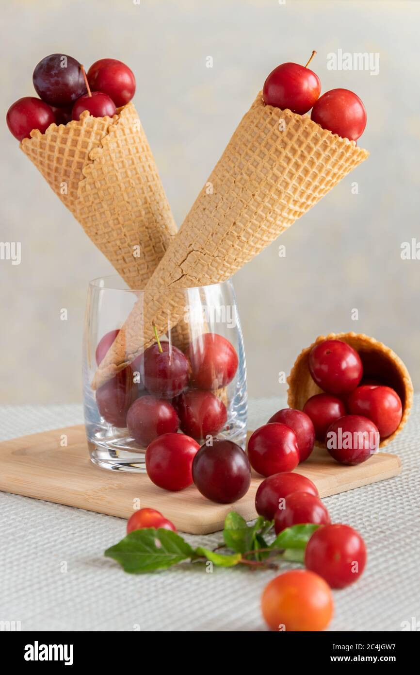 Prugne fresche in coni gelato, cibi dolci e salutari Foto Stock