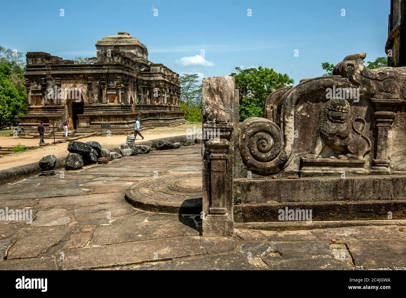 Una vista della Thuparama (casa di immagine) da una balaustra di Korawakgala (pietra drago) del Vatadage a Polonnaruwa in Sri Lanka. Foto Stock