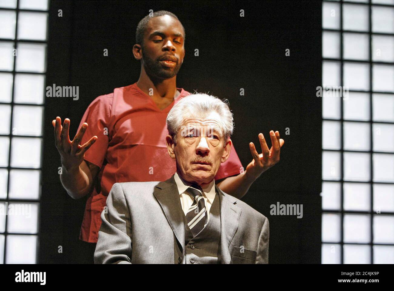 Ian McKellen (Paul), Jimmy Akingbola (John) nel TAGLIO di Mark Ravenhill al Donmar Warehouse, Londra WC2 28/02/2006 design: Paul Wills illuminazione: Paule Constable regista: Michael Grandage Foto Stock