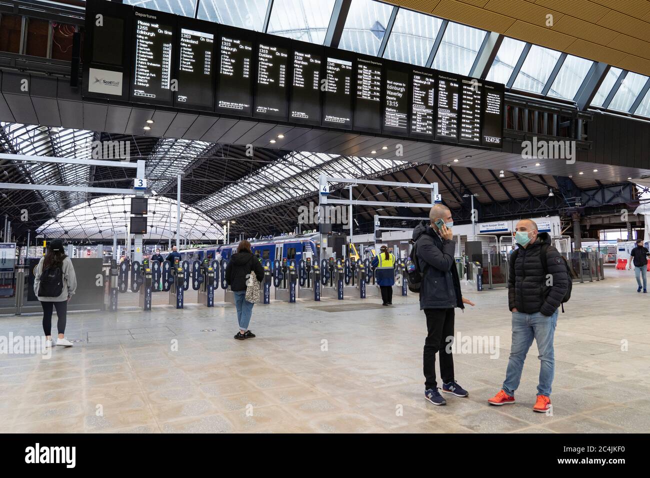 Interno della nuova stazione ferroviaria di Queen Street dopo il riqualificazione a Glasgow, Scozia, Regno Unito Foto Stock