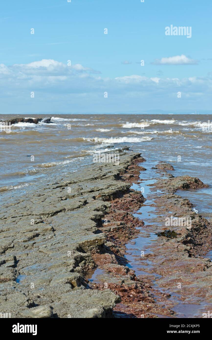 Vista sulla spiaggia e le rocce della baia di St Audries sulla costa del Somerset vicino a Donifford. Parte del percorso della costa dell'Inghilterra - Sud Ovest. Foto Stock