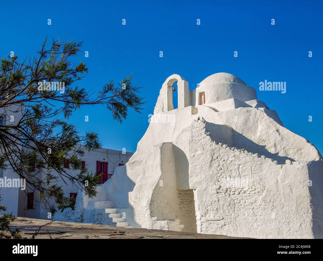 Chiesa cristiana (ortodossa) sulla famosa isola greca di Mykonos. Una mattina di sole a Mykonos! Foto Stock