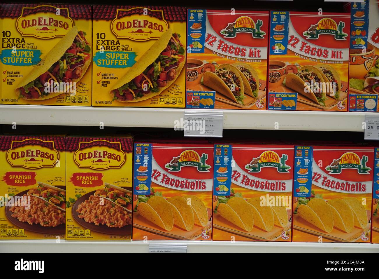 Dubai UAE Dicembre 2019 assortito una confezione di Taco conchiglie esposizione per la vendita negli scaffali del supermercato. Presenti anche bottiglie di salsa. taco di mais con guscio duro Foto Stock