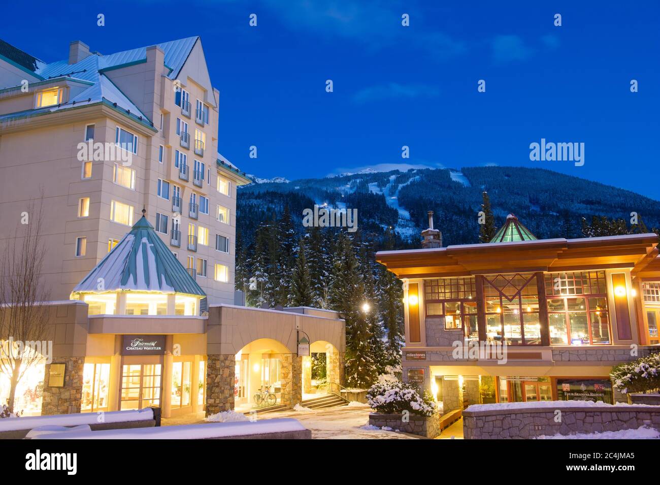 Whistler, BC, Canada: Fairmont Chateau Whistler e Milestones al tramonto d'inverno – Stock Photo Foto Stock