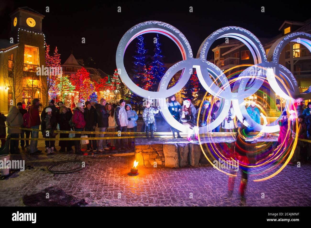 Whistler, BC, Canada: I ballerini del fuoco che si esibiscono la vigilia di Capodanno presso l'Olympic Plaza – Stock Photo Foto Stock