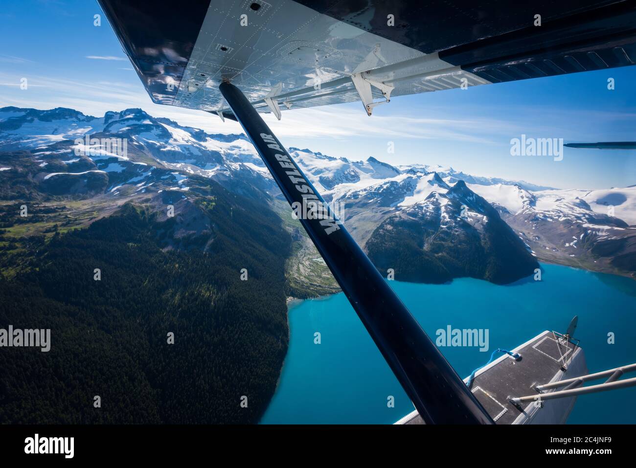 Whistler, BC, Canada: Idrovolante Harbour Air che sorvola il lago Garibaldi - Stock Photo Foto Stock