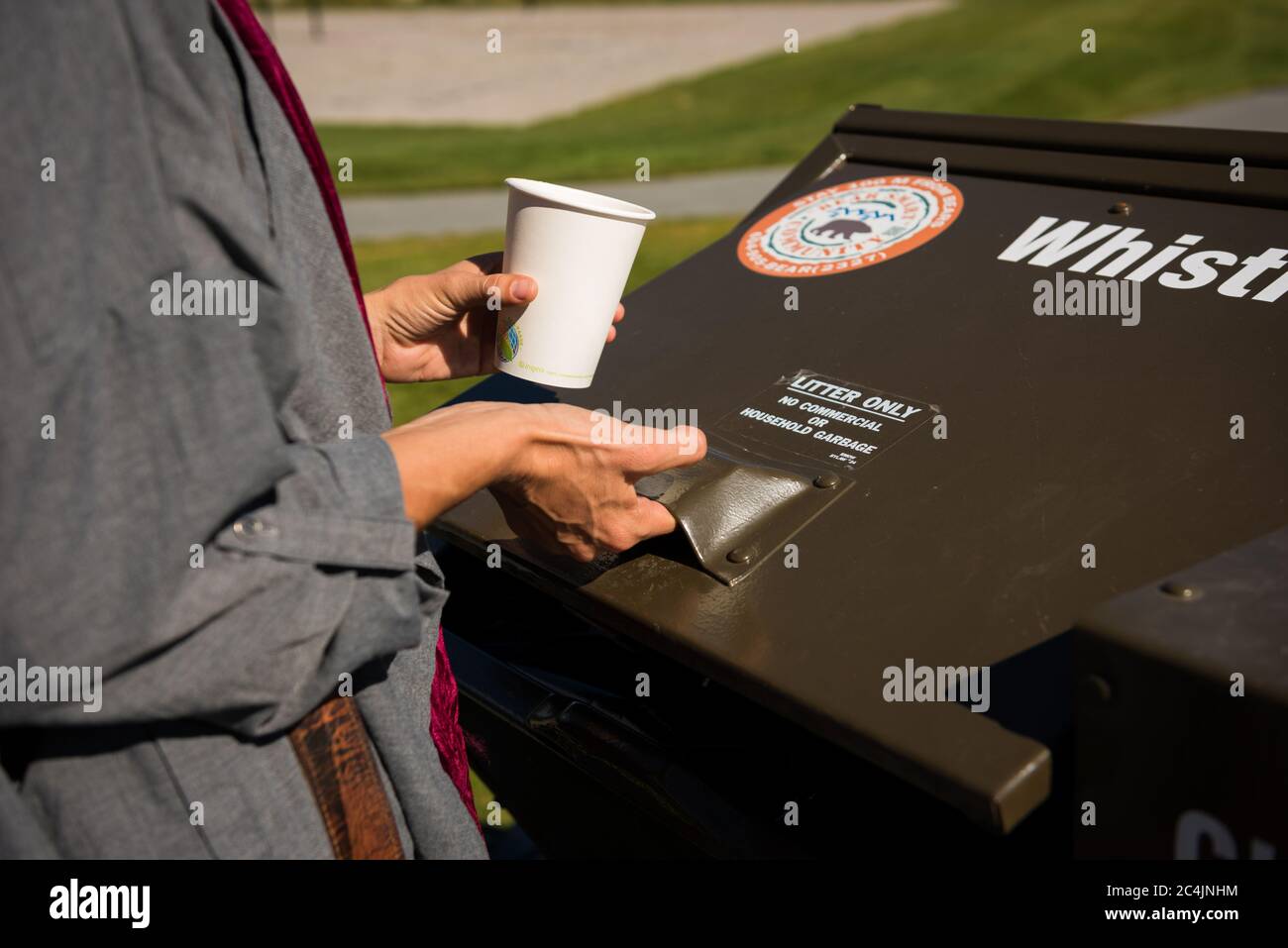 Whistler, BC, Canada: Bidoni spazzatura intelligente orso – Stock Photo Foto Stock